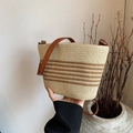 Sac seau en paille tressée à rayures bicolores avec bandoulière en cuir et détails en métal - Beige
