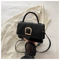 Bolso cuadrado negro minimalista con hebilla dorada y correa ajustable - Negro