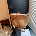 Sac seau en paille tissée avec bandoulière en cuir marron et texture naturelle d'été - Beige et Marron