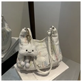 Borsa tote trapuntata bianca con ricami colorati e portachiavi a nuvola in peluche - Bianco Con Ciondolo