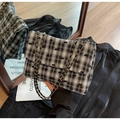 Schicke schwarz-weiß karierte Kettenschultertasche mit kleinen Schleifenmustern - Kariert
