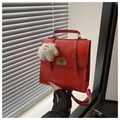 Detail des roten Kunstleder-Rucksacks mit Bären-Stickerei und flauschigem Anhänger - Mit Anhänger (Mit Anhänger Rot) / Rot