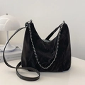 Borsa hobo nera scamosciata con tracolla regolabile e catena in argento - Nero