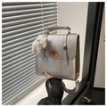 Detail der silbernen Vintage-Handtasche mit Bärenstickerei und Plüschanhänger - Mit Anhänger (Mit Anhänger Silber) / Silber