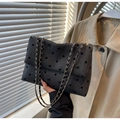 Graue Schultertasche aus Fischgrätstoff mit Punkten, Schleifen und goldenem Kettenriemen - Schwarze Schleife