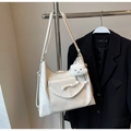 Detalle del bolso tote blanco crema con bolsillo de lazo y colgante de nube de peluche - Blanco Roto