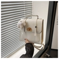 Detail einer weißen Kunstledertasche mit Welpenstickerei und Plüsch-Hundeanhänger - Mit Anhänger (Mit Anhänger Weiß) / Weiß