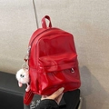 Glänzender roter PU-Leder Mini-Rucksack mit rosa Plüsch-Anhänger und Tragegriff oben - Burgunderrot Mit Anhänger