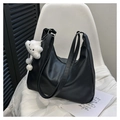 Borsa tote nera vintage in pelle con ciondolo a nuvola in peluche bianco stile casual - Nero