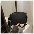 Borsa a tracolla nera opaca con ampia tracolla in tela e bordi ondulati dal look retrò - Nero