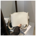 Borsa a spalla bianca in ecopelle con bordo a onde e tracolla larga in tessuto - Bianco