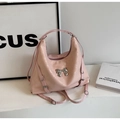 Dettaglio borsa metallizzata rosa con fiocco argento e spallacci multiuso versatili - Rosa