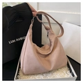 Elegante borsa hobo rosa cipria in morbida pelle presentata in una scatola regalo bianca - Rosa