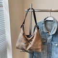 Retro brown distressed leather tote bag featuring black lace-up bow and silver chains - Coffee