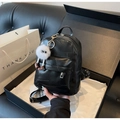Mini sac à dos noir en cuir PU avec design géométrique et breloque en peluche blanche - Noir