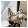 Grande borsa tote in pelle beige con un simpatico ciondolo a forma di nuvola bianca - Cachi
