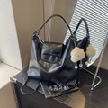 Detalle de bolso tote negro con lazo y colgante de nube blanca suave decorativo - Negro (Con Colgante de Nube)