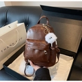 Sac à dos en cuir PU marron foncé avec empiècements et pendentif monstre doux - café