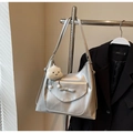 Bolso tote plateado minimalista con lazo y colgante de nube de felpa blanca suave - Plateado