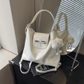 Bolso tote de cuero PU blanco crema con lazo negro y un tierno colgante de nube - Beige (Con Colgante de Nube)