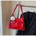 Bolso de hombro rojo brillante de charol con colgante de nube blanca y estilo minimal - Burdeos