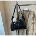 Bolso tote negro brillante con detalle de lazo y colgante de nube blanca en la correa - Negro