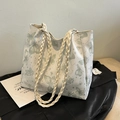 Weiße Schultertasche mit grünem Schmetterlingsdruck und gewebten Trägern für Sommeroutfits - Grün