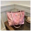 Detailansicht der pinkfarbenen gesteppten Tragetasche mit Metallplatte und Textur - Ohne Anhänger / Rosa