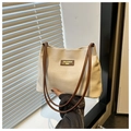 Détail du sac fourre-tout en tricot blanc cassé avec anses en cuir marron et patch - Café Sans Pendentif