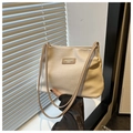 Détail du cabas en tissu gaufré avec brides en cuir marron et écusson du logo - Khaki Sans Pendentif