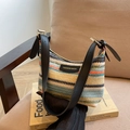 Bolso de hombro tejido a rayas de colores con correas de cuero en sofá beige - Negro