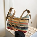 Bolso de hombro de paja tejida a rayas arcoíris con correa de cuero marrón y parche frontal - Caqui