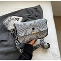 Detalle del bolso bandolera con estampado de ondas y correa tejida en blanco y negro - Gris