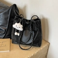 Sac cabas noir avec poignées tressées et charm nuage blanc dans un style minimaliste - Noir avec pendentif