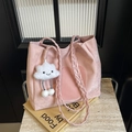 Sac cabas rose pâle avec anses tressées et charm en peluche nuage sur un livre - Rose avec pendentif