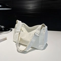 Bolso tote blanco minimalista de nailon con correa ancha ajustable para mujer - Blanco