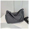 Detalle de bolso de lona gris con bolsillo lateral plisado y correa de hombro ajustable - Gris