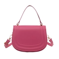 Bolso de hombro rosa minimalista con costuras curvas, herrajes dorados y correa ajustable - rosa intenso