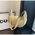 Detalle de bolso hobo de cuero granulado blanco crema con hebilla dorada fija - Blanco Roto