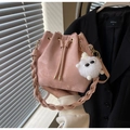 Sac seau rose à cordon avec poignée tressée et breloque en peluche douce - Rose Avec Pendentif