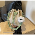 Bolso de paja trenzada crema con adornos y cordón de cuero verde ajustable - Verde (Con Colgante)