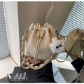 Bolso saco de paja beige con cordón y colgante de oveja para vacaciones de verano - Caqui (Con Colgante)