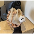 Bolso saco de paja beige con asas rosa y un adorable colgante de peluche suave - Rosa (Con Colgante)