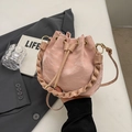 Borsa a secchiello rosa a pieghe con manico intrecciato e tracolla regolabile - Rosa Senza Pendente