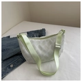 Dettaglio borsa a mezzaluna bianca strutturata con tracolla verde regolabile - Verde