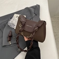 Dunkelbraune Ledertasche mit goldener Blumenkette und geflochtenem Schulterriemen - Kaffeebraun