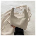 Bolso de hombro beige con asa de cuentas acrílicas y diseño de nailon curvado elegante - Blanco