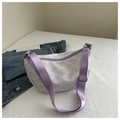 Dettaglio della borsa a mezzaluna bianca con trama geometrica e tracolla in nylon lilla - Viola
