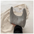 Bolso de hombro plateado pliszado con asa de cuentas blancas para un estilo moderno - Plateado