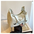 Détails de texture du sac hobo plissé vert clair avec ornements papillons argentés - Vert Sans Pendentif